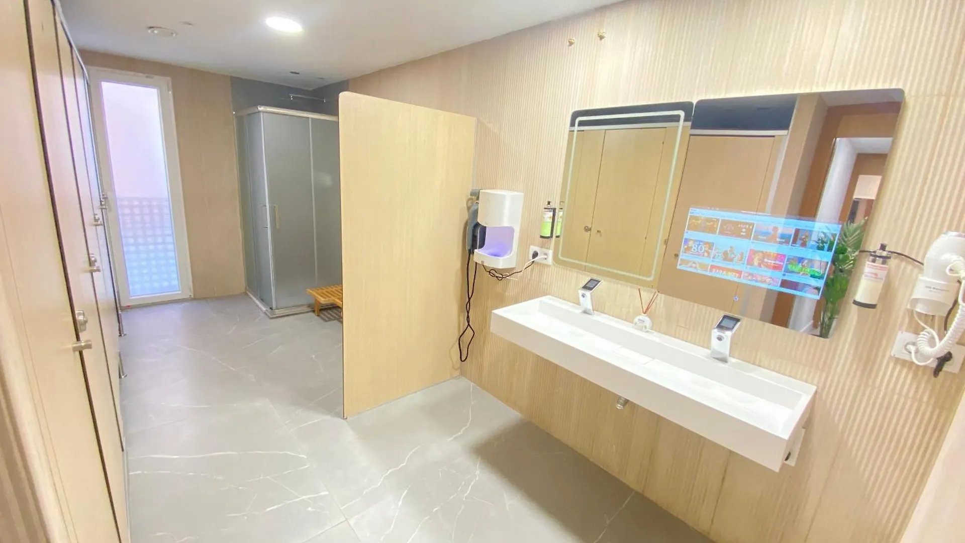 Futurotel Granada Space Spa אכסניה