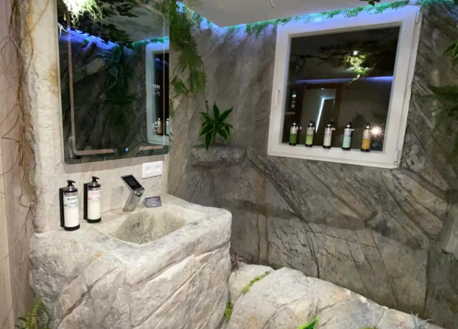 Futurotel Granada Space Spa אכסניה